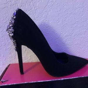 black heel dazzle in the back 🤩